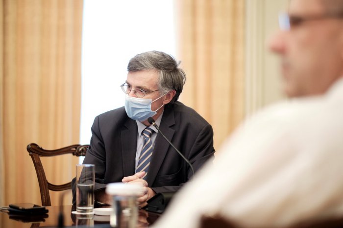 Unser Archivfoto (© Eurokinissi) zeigt den Pressesprecher des Gesundheitsministeriums für die Bekämpfung des Coronavirus Sotiris Tsiodras im Büro des Ministerpräsidenten.