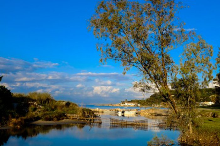 Unser Foto ( © Eurokinissi) zeigt die kleine Bucht von Agios Spyridonas im Norden Korfus.