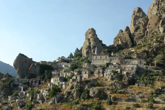 Fotos (© Vasilis Sylvestriadis); Melito Porto Salvo in Aspromonte: Eines der größtenteils unbewohnten ehemaligen Rückzugs-Dörfer in einer wilden Gebirgsregion.