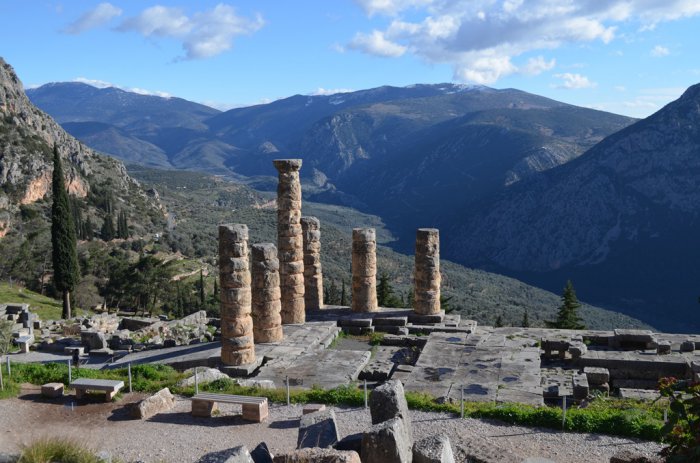 Unser Archivfoto (© Griechenland Zeitung / Jan Hübel) entstand in Delphi; abgebildet ist der Tempel des Apollon.
