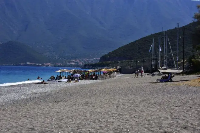 Unser Archivfoto (© Eurokinissi) entstand am Strand Plaka bei Leonidio auf der Peloponnes.