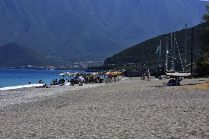 Unser Archivfoto (© Eurokinissi) entstand am Strand Plaka bei Leonidio auf der Peloponnes.