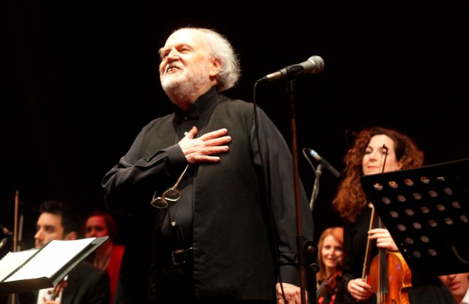 Unser Archivfoto (© Eurokinissi) zeigt Jannis Markopoulos bei einem Konzert in Athen 2016.