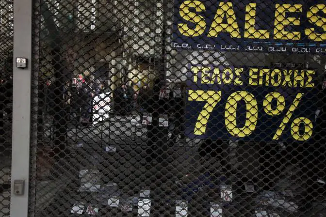Griechen kaufen während des Sommerschlussverkaufs immer weniger ein