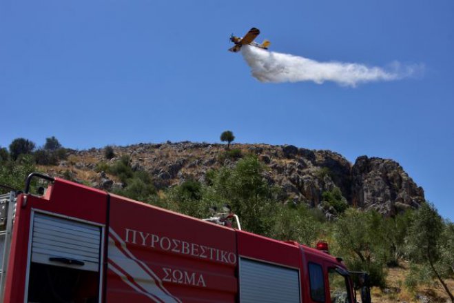 Unser Archivfoto (© Eurokinissi) zeigt ein Löschflugzeug im Einsatz.