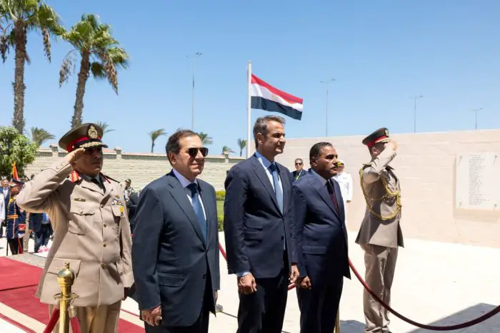 Unser Archivfoto (© Eurokinissi) entstand 2023 während eines früheren offiziellen Besuches von Premierminister Kyriakos Mitsotakis in Ägypten.