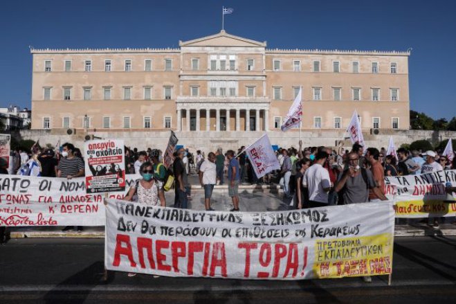 Unser Foto (© Eurokinissi) entstand am Mittwoch (28.7.) vor dem griechischen Parlament.