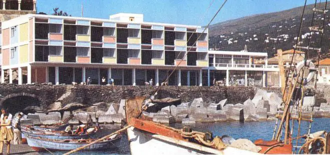 Foto (© Aris Konstantinidis): Das Hotel „Triton“ zur Zeit seiner Eröffnung