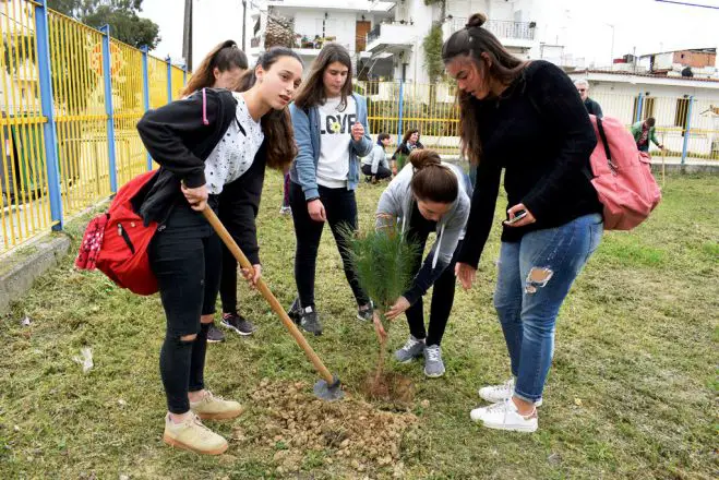 Symbol der Hoffnung: Jugendliche pflanzen zum „Weltforsttag“ am 21. März einen Baum (Foto: ek/Archiv)