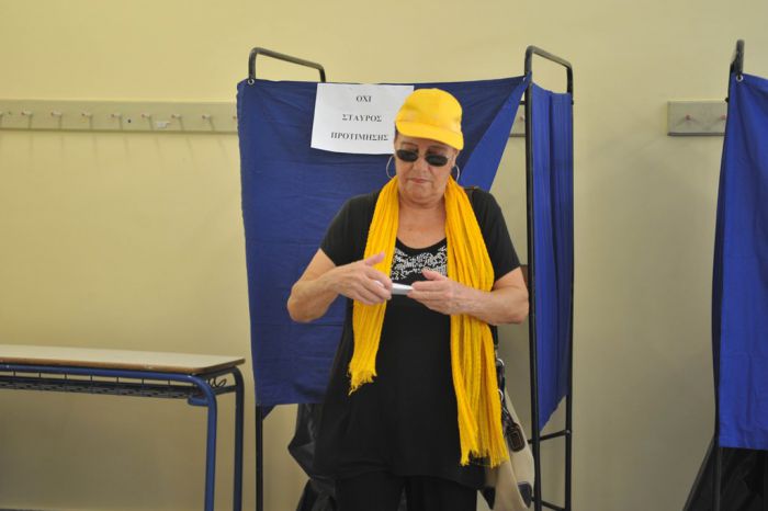 Unser Foto von eurokinissi zeigt eine Wahlzelle bei den Parlamentswahlen vom September 2015)