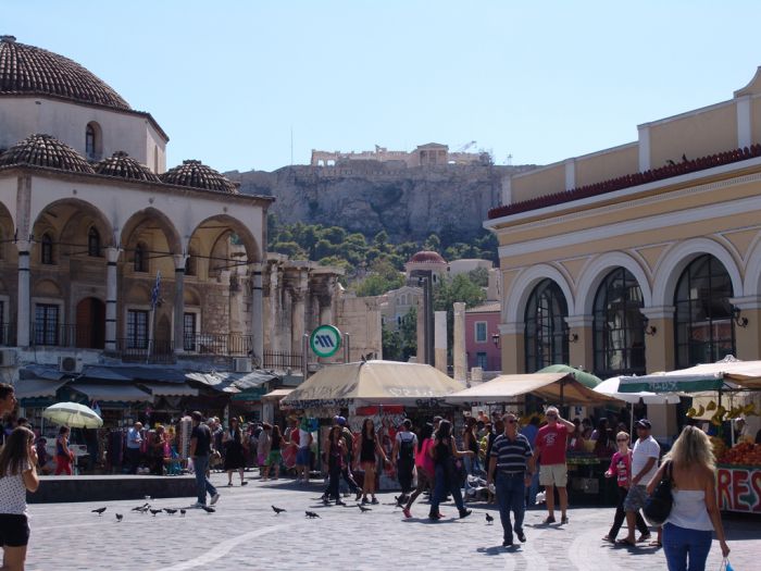 Am Monastiraki Platz direkt unterhalb der Akropolis treffen Einheimische auf internationale Touristen (Foto: © Griechenland Zeitung / Jan Hübel).