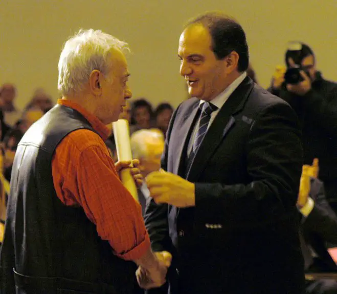 Unser Archivfoto (© Eurokinissi) zeigt den Schriftsteller Vassilis Alexakis (l.) während einer Preisverleihung im Jahre 2008.