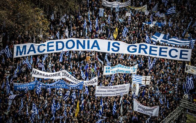 Unser Archivfoto (© Eurokinissi) entstand während einer Demonstration gegen die Benennung der FYROM in „Nord-Makedonien“. Auf den Transparenten ist u. a. zu lesen: „Makedonien ist Griechisch“, „Makedonien, das Land unserer Väter“, „Makedonien bedeutet Griechenland“ oder „kein Staat mit dem Namen Makedonien“.