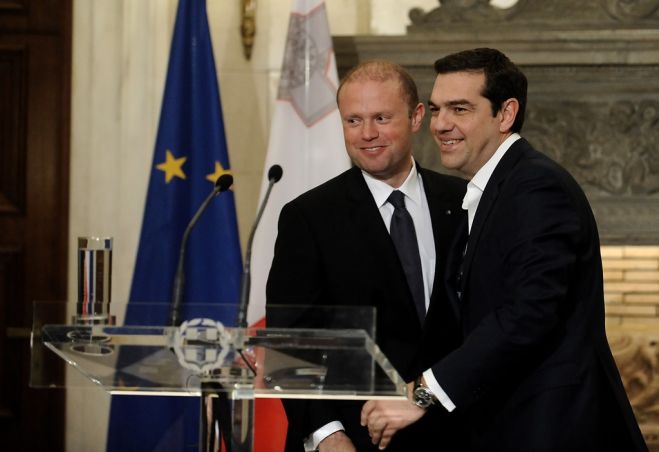 Unsere Abbildung (© Eurokinissi) zeigt den griechischen Ministerpräsidenten Alexis Tsipras (r.) mit seinem Amtskollegen aus Malta, Joseph Muscat.