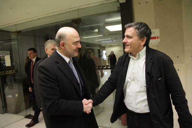 Unser Foto (© Eurokinissi) zeigt Moscovici (l.), der von Finanzminister Tsakalotos begrüßt wird.