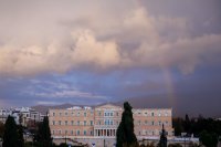 Vielleicht bekommt man zusammen mit dem Regen am Wochenende irgendwo in Hellas auch einen Regenbogen zu sehen … (Unser Foto von Eurokinissi zeigt das Parlament in Athen)