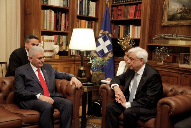 Unser Foto (© Eurokinissi) zeigt den griechischen Staatspräsidenten Prokopis Pavlopoulos (r.) im Gespräch mit dem türkischen Ministerpräsidenten Binali Yildirim.