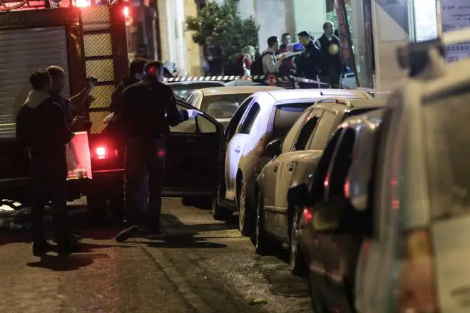 Unsere Fotos (© Eurokinissi) entstanden am Montagabend kurz nach dem Angriff auf die Polizeistation am Omonia-Platz in Athen.