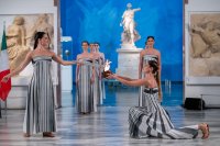 Unser Foto (© Eurokinissi) entstand am Mittwoch (26.11.) im archäologischen Museum des antiken Olympia. Aufgrund der schlechten Wetterbedingungen konnte die Zeremonie nicht wie geplant in der archäologischen Stätte durchgeführt werden.