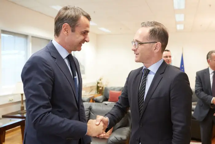 Unser Archivfoto (© Eurokinissi) entstand während eines früheren Treffens zwischen dem griechischen Ministerpräsidenten Kyriakos Mitsotakis (l.) und dem deutschen Außenminister Heiko Maas.
