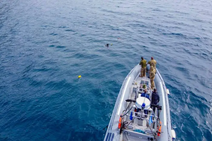 Unser Beispielfoto (© Eurokinissi) entstand während der Entschärfung einer Mine vor der Insel Skopelos.