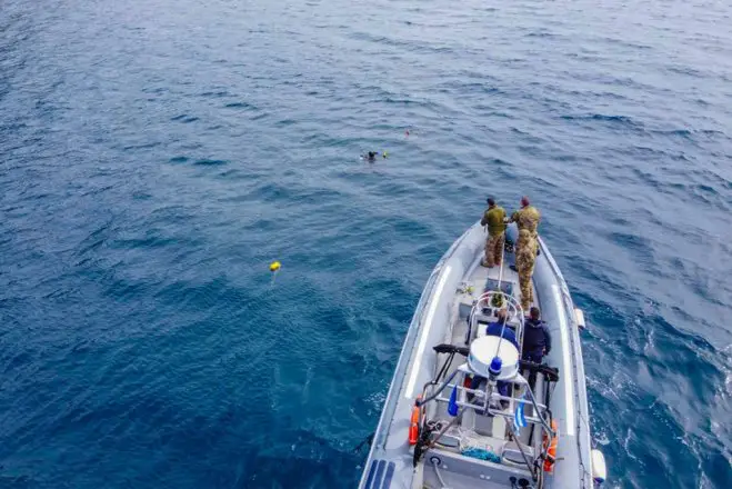 Unser Beispielfoto (© Eurokinissi) entstand während der Entschärfung einer Mine vor der Insel Skopelos.