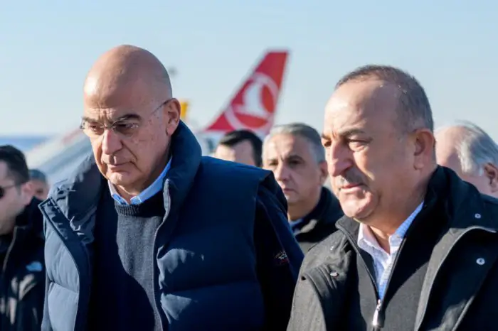 Unser Archivfoto (© Eurokinissi) stammt aus dem Jahre 2023. Es zeigt Verteidigungsminister Nikos Dendias während eines offiziellen Besuchs in der Türkei (damals fungierte er noch als Außenminister).