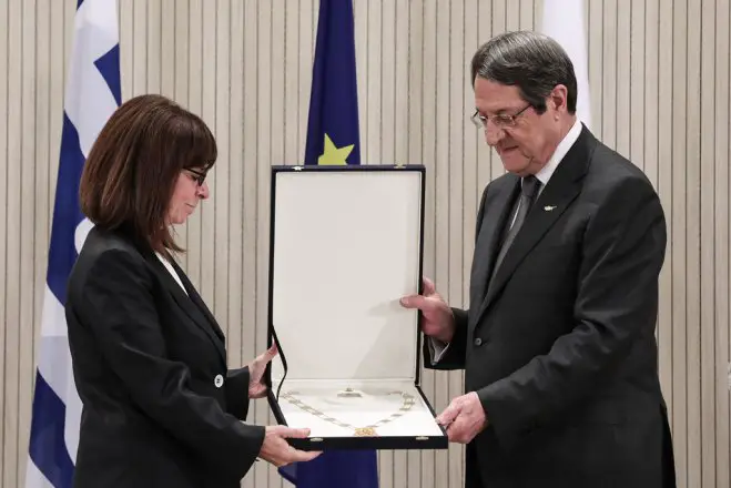 Unser Foto (© Eurokinissi) entstand am Montag (21.9.) während eines Treffens zwischen der griechischen Staatspräsidentin Katerina Sakellaropoulou (l.) und ihrem zyprischen Amtskollegen Nikos Anastasiadis. 