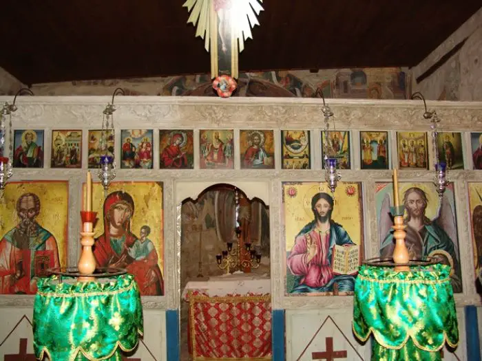 Unser Foto zeigt die Ikonostase. Diese Wand trennt das innere Kirchenschiff vom Altarraum, wo nur der Priester agieren darf. 