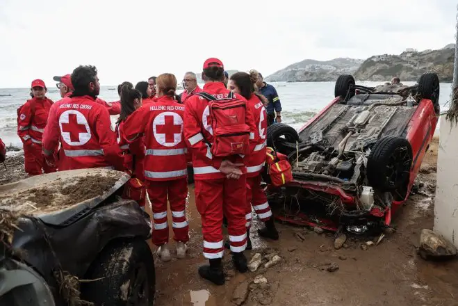 Unsere Fotos (© Eurokinissi) entstanden nach dem Unwetter in Agia Pelagia auf Kreta.