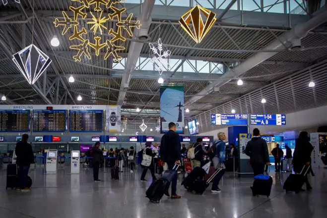 Unser Archivfoto (© Eurokinissi) zeigt den internationalen Flughafen von Athen in weihnachtlicher Stimmung.