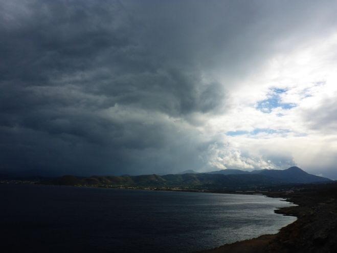 Wolken im Norden Griechenlands und Sonne im Osten