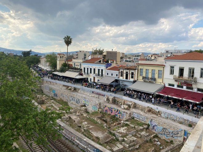 Der Blick von der antiken Agora auf die hellenische Hauptstadt (Griechenland Zeitung / Gina Seidensticker).