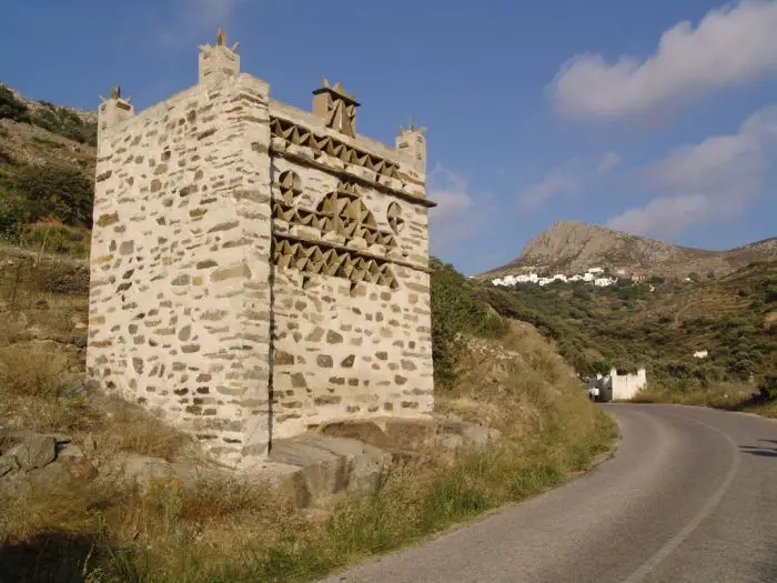 Unser Foto (© Jan Hübel / Griechenland Zeitung) zeigt einen der charakteristischen Taubentürme auf der Insel Tinos. Bereits seit der Zeit, als die Venezianer die Insel beherrschten (1207 bis 1715), werden hier Tauben gezüchtet – auch auf dieser Basis können die Tiniakoi oder Tenier, wie sie im antiken Griechenland hießen, mit zahlreichen kulinarischen Köstlichkeiten aufwarten.