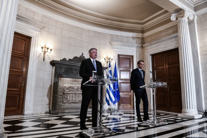 Unser Foto (© Eurokinissi) zeigt Premierminister Kyriakos Mitsotakis (r.) und den OECD-Generalsekretär Mathias Cormann im Amtssitz des Ministerpräsidenten. 