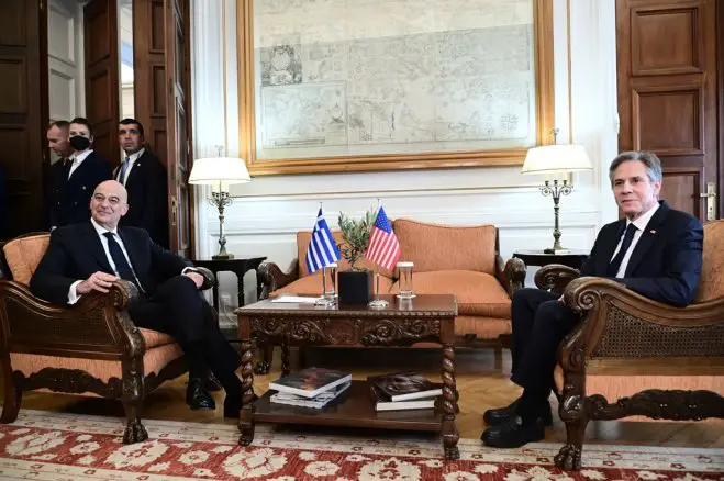 Unser Foto (© Eurokinissi) zeigt Außenminister Nikos Dendias mit seinem amerikanischen Amtskollegen Antony Blinken.
