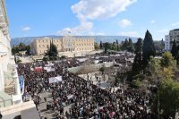 Unser Foto (© Eurokinissi) entstand am Samstag (28.2.) vor dem Syntagma-Platz in Athen.