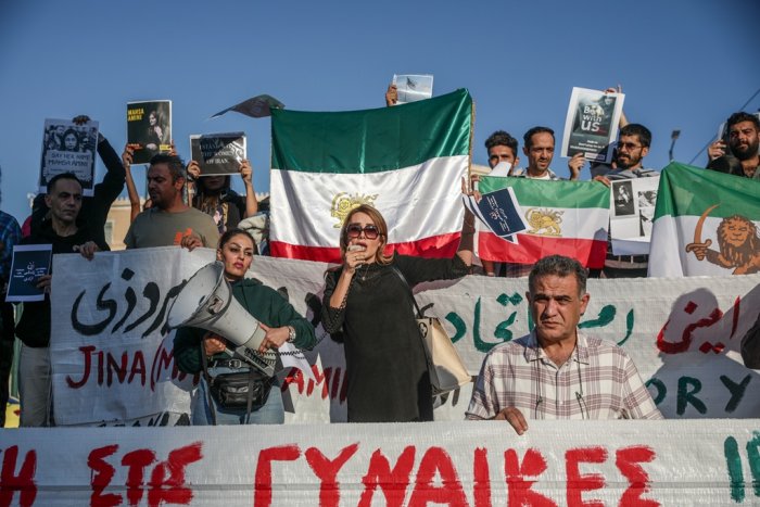 Unser Foto (© Eurokinissi) entstand am Samstag (24.9.) während einer Demonstration von in Griechenland lebenden Bürgern aus dem Iran.