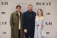 Unser Archivfoto (© Eurokinissi) entstand am 6. Mai 2022 in Athen. Es zeigt den griechischen Regisseur Yorgos Lanthimos (m.) bei einer Filmpremiere gemeinsam mit Schauspielerin Emma Stone.