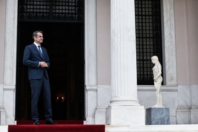 Unser Archivfoto (© Eurokinissi) zeigt Premier Kyriakos Mitsotakis vor seinem Amtssitz dem Megaron Maximou.
