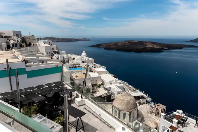 Unsere Fotos (© Eurokinissi) entstanden auf der Insel Santorini.