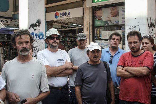 Unser Archivfoto (© Eurokinissi) entstand im September 2017 und zeigt protestierende Arbeitnehmer vor einem zentralen Gebäude der staatlichen Sozial- und Rentenversicherung EFKA.