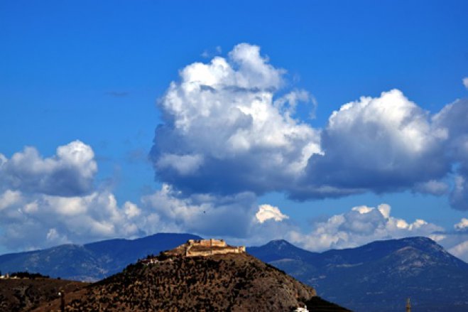 Unser Foto (© eurokinissi) zeigt den Burgberg von Argos auf der Peloponnes.  