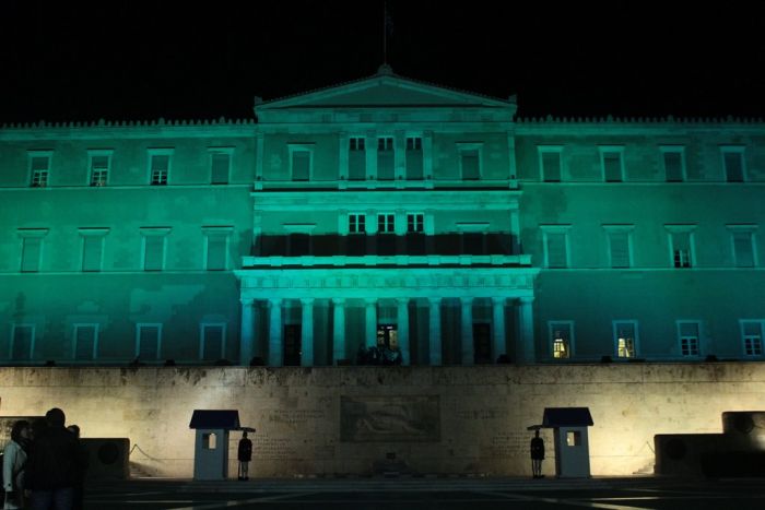 Unser Archivfoto (© Eurokinissi) zeigt das griechische Parlament am 4. November 2016. Es wurde damals anlässlich des Inkrafttretens der Paris Klimakonvention grün angestrahlt.