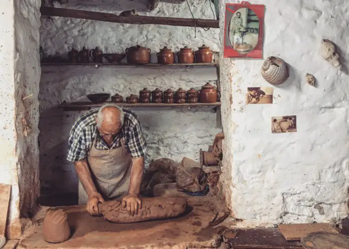 Töpfer Kostas in seinem Steinhaus