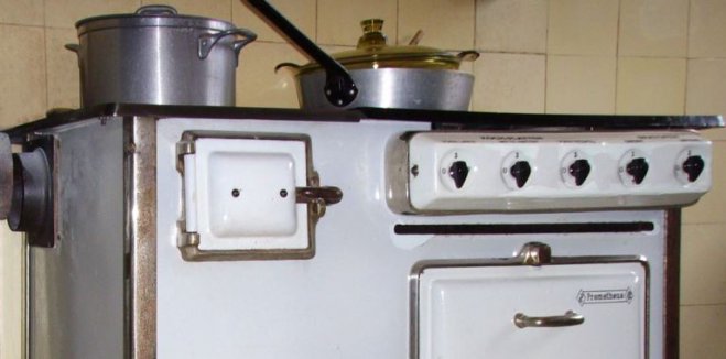 &quot;Kochmaschine&quot; in einer Frankfurter Küche, Ernst-May-Haus &amp; Museum, Foto (© Gerbil / Wikimedia Commons).