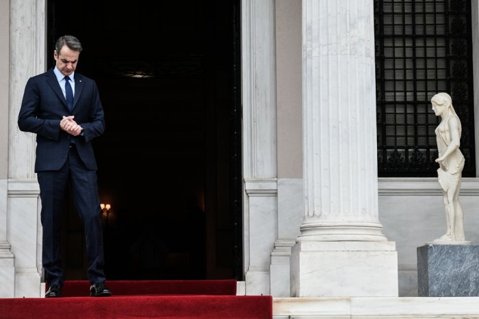Unser Archivfoto (© Eurokinissi) zeigt Premierminister Kyriakos Mitsotakis vor seinem Amtssitz, dem Megaron Maximou.