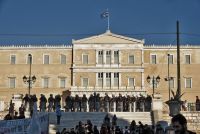 Unser Foto (© Eurokinissi) zeigt das griechische Parlament am Sonntagnachmittag (22.10.). Hier wurde 2016 die Entscheidung für die rückwirkenden Zahlungen an die ehemaligen Volksvertreter getroffen.