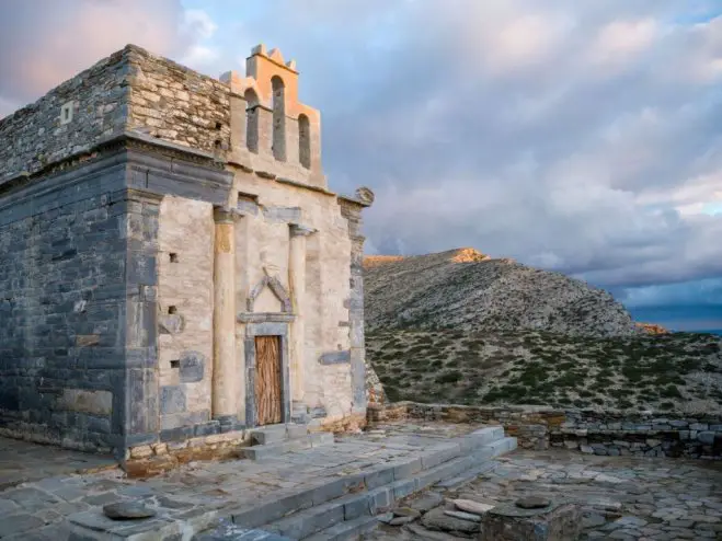 Foto (© gtp): Das Monument von Episkopi auf der Insel Sikinos.