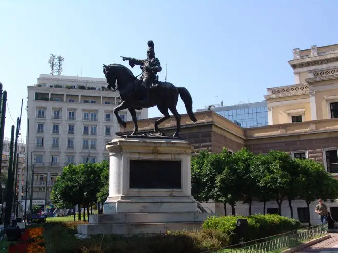 Unser Archivfoto (© Jan Hübel / Griechenland Zeitung) zeigt ein Denkmal des Generalfeldmarschalls Kolokotronis auf dem gleichnamigen Platz in Athen, im Hintergrund das alte Parlament, wo der Spaziergang beginnen kann.